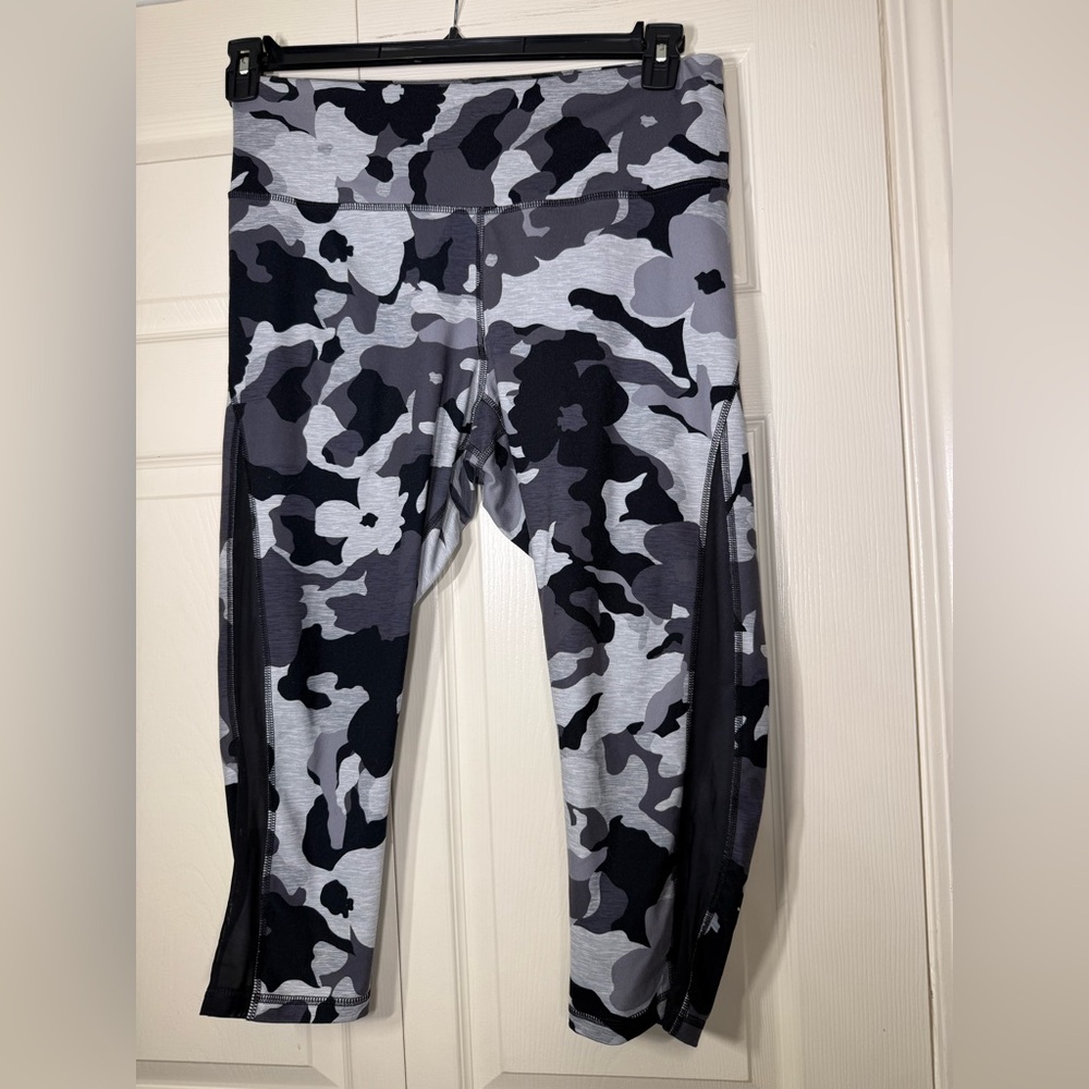 Old Navy Women’s Gray And Black Athletic Mid-Rise Crop Leggings Size XL